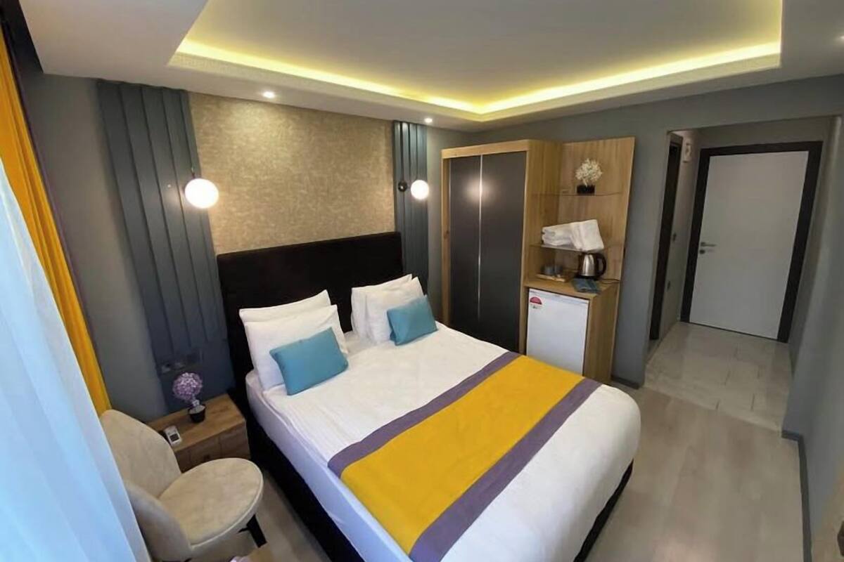 Premium bedding, desk, bed sheets