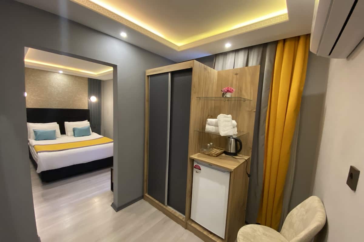 Premium bedding, desk, bed sheets