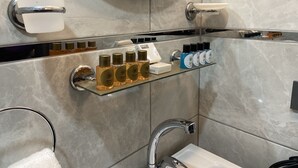 Family Room | Bathroom | Shower, free toiletries, hair dryer, towels - Ulu City Hotel (Bursa)