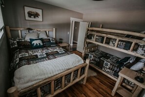 4 slaapkamers, een strijkplank/strijkijzer, reisbedje, gratis wifi