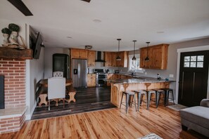 Fridge, microwave, oven, stovetop - Country Farmhouse Sleeps 12 with hot tub. (Salmon)