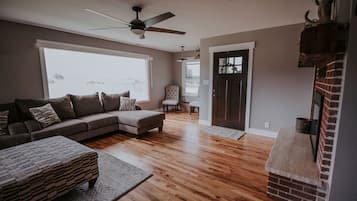 Smart TV, lareira, mesa de pingue-pongue, livros