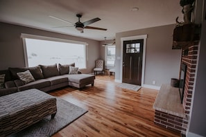 Smart TV, fireplace, ping pong, books - Country Farmhouse Sleeps 12 with hot tub. (Salmon)