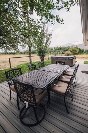 تناول الطعام بالخارج