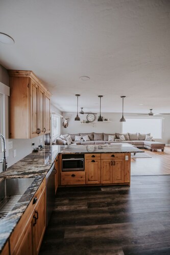 Country Farmhouse Sleeps 12 with hot tub.