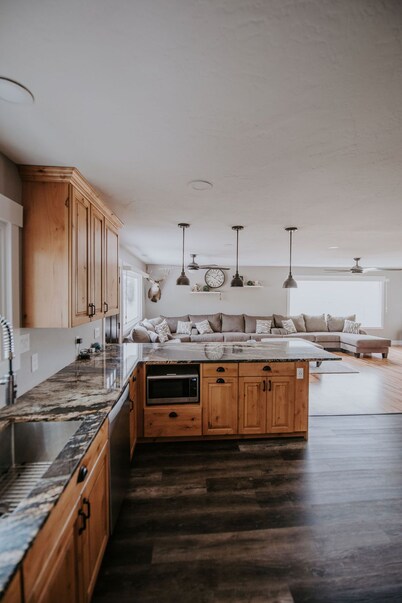 Country Farmhouse Sleeps 12 with hot tub.