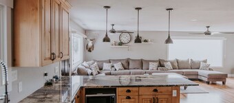 Country Farmhouse Sleeps 12 with hot tub.