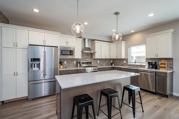 Kylskåp, mikrovågsugn, ugn och spishäll