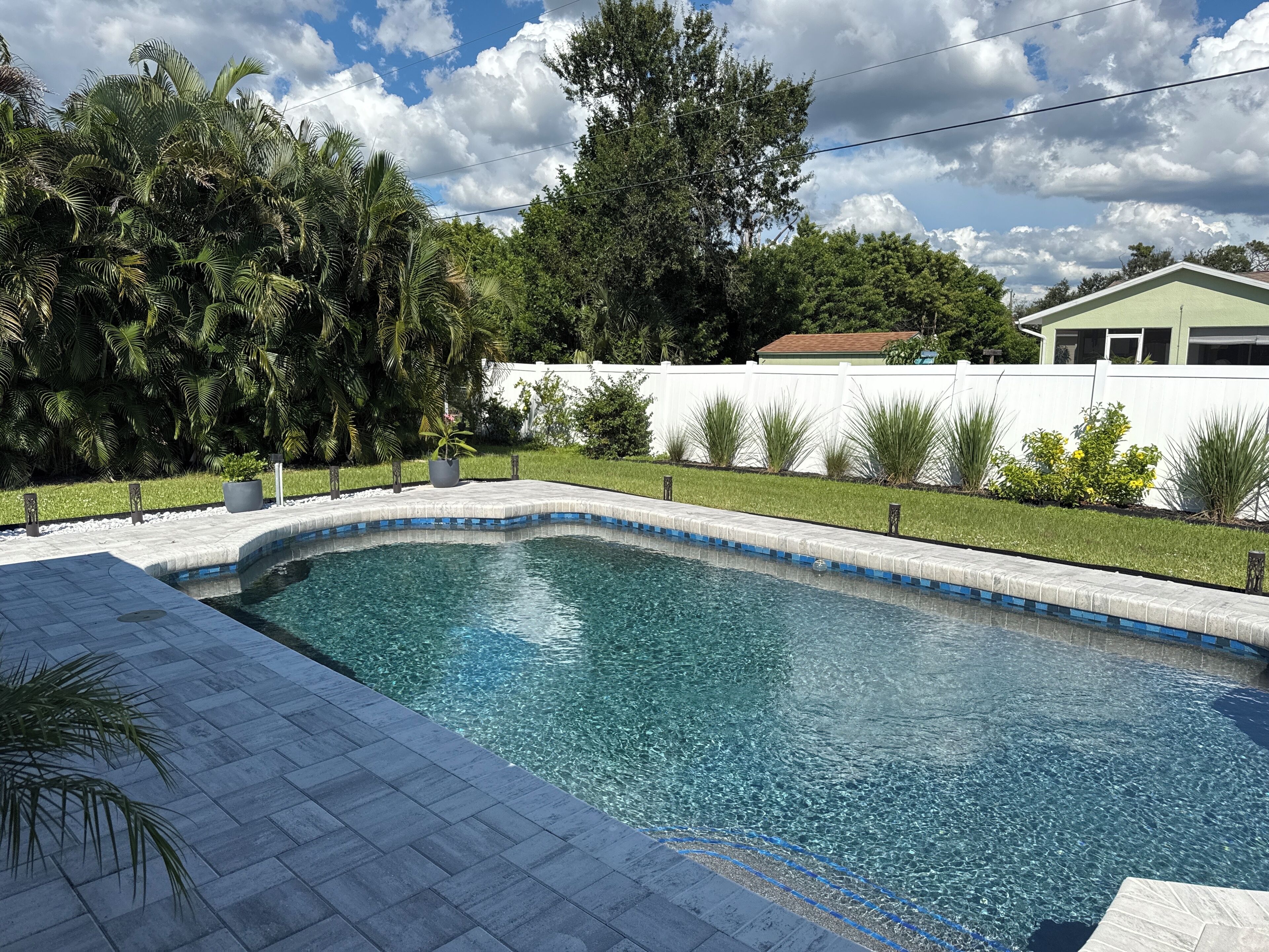 Een buitenzwembad en een verwarmd zwembad