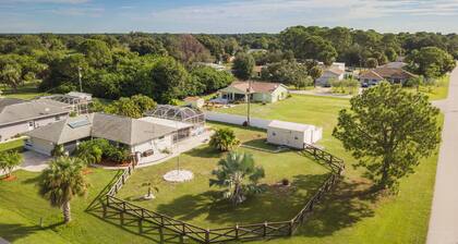 New Listing!! Gulf Coast beaches, 14 min to ManasotaKey, private heated pool!