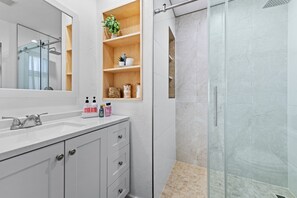 Ensemble douche/baignoire, sèche-cheveux, serviettes fournies, savon