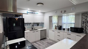 Fridge, microwave, stovetop, dishwasher