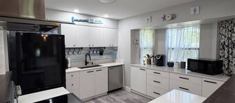 New Listing!! Gulf Coast beaches, 14 min to ManasotaKey, private heated pool!