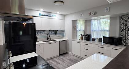 New Listing!! Gulf Coast beaches, 14 min to ManasotaKey, private heated pool!