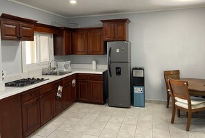 Réfrigérateur, micro-ondes, plaque de cuisson, cafetière/bouilloire