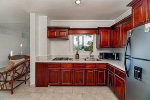 Køleskab, mikrobølgeovn, kogeplade, kaffe-/temaskine