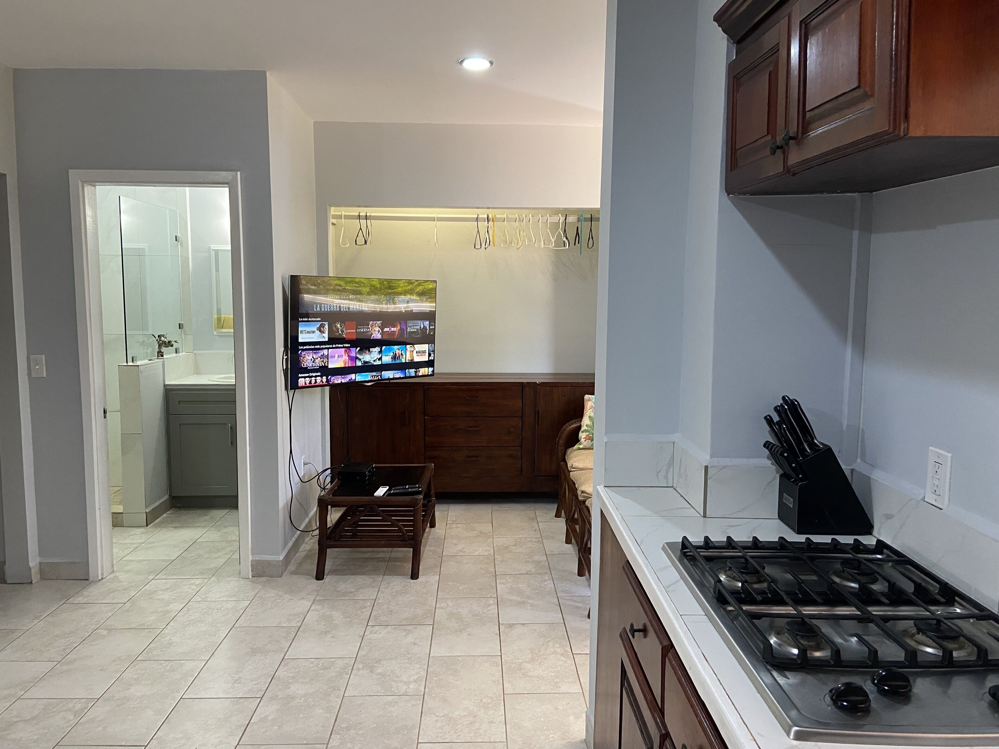 Refrigerador, microondas, parrilla de estufa y cafetera y tetera 