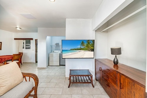 900 sqft West End Studio ~ Balcony ~ Full Kitchen ~ In-Unit Laundry ~ Fast WIFI
