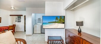 900 sqft West End Studio ~ Balcony ~ Full Kitchen ~ In-Unit Laundry ~ Fast WIFI