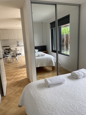 2 soverom, strykejern/-brett, reiseseng for barn og wi-fi