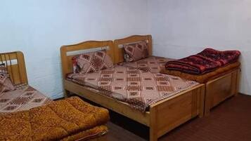 Tabla de planchar con plancha, wifi gratis y ropa de cama