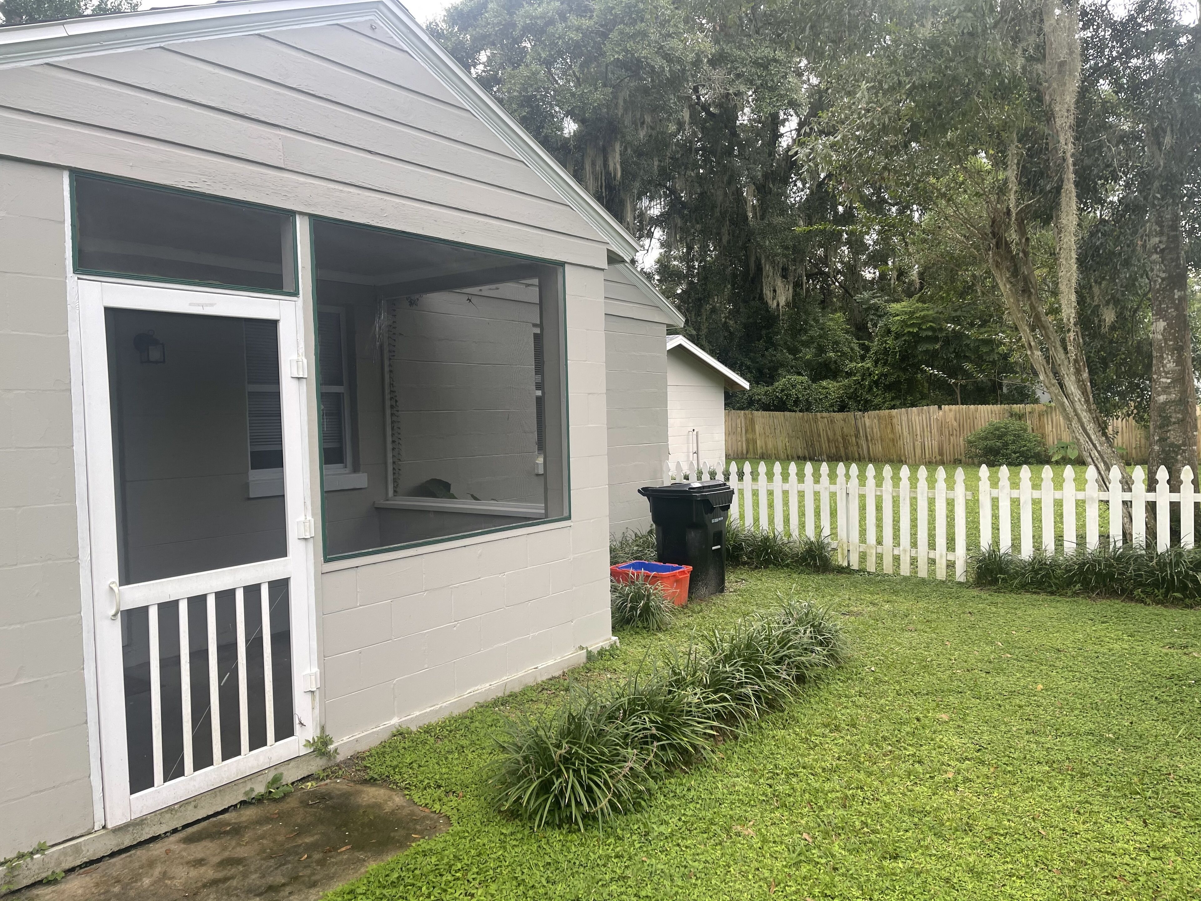 Charming 2 Bedroom House with Huge Yard 