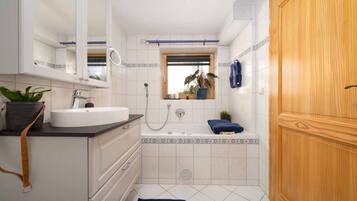 Badkar, hårtork, handdukar och tvål