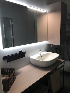 Apartament, 2 dormitoris, terrassa, vistes al jardí | Bany