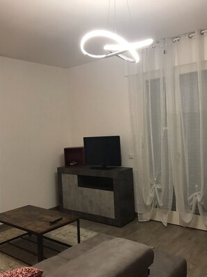 อพาร์ทเมนท์, 2 ห้องนอน, ระเบียง, วิวสวน | บริเวณนั่งเล่น