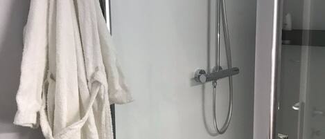 Departamento, 2 habitaciones, Terraza, vista al jardín | Regadera en el baño