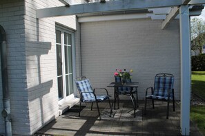 Outdoor dining - No. 2_2-room apartment with terrace for 2 p. +1 baby - Haus Arkona (Zingst)