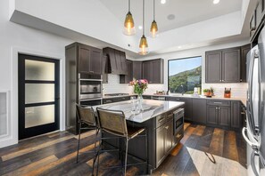 ثلاجة، ميكروويف، فرن، موقد طهي مسطح