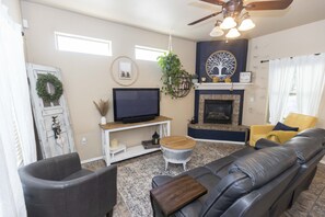 Smart-TV, Kamin, DVD-Player, Bücher