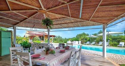 Spectacular Villa, Jacuzzi pool, playground -Wi-Fi - barbecue area