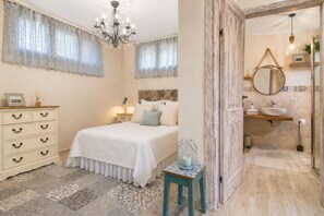 5 bedrooms, desk, iron/ironing board, travel cot - Spectacular Villa, Jacuzzi pool, playground -Wi-Fi - barbecue area (Sardegna)