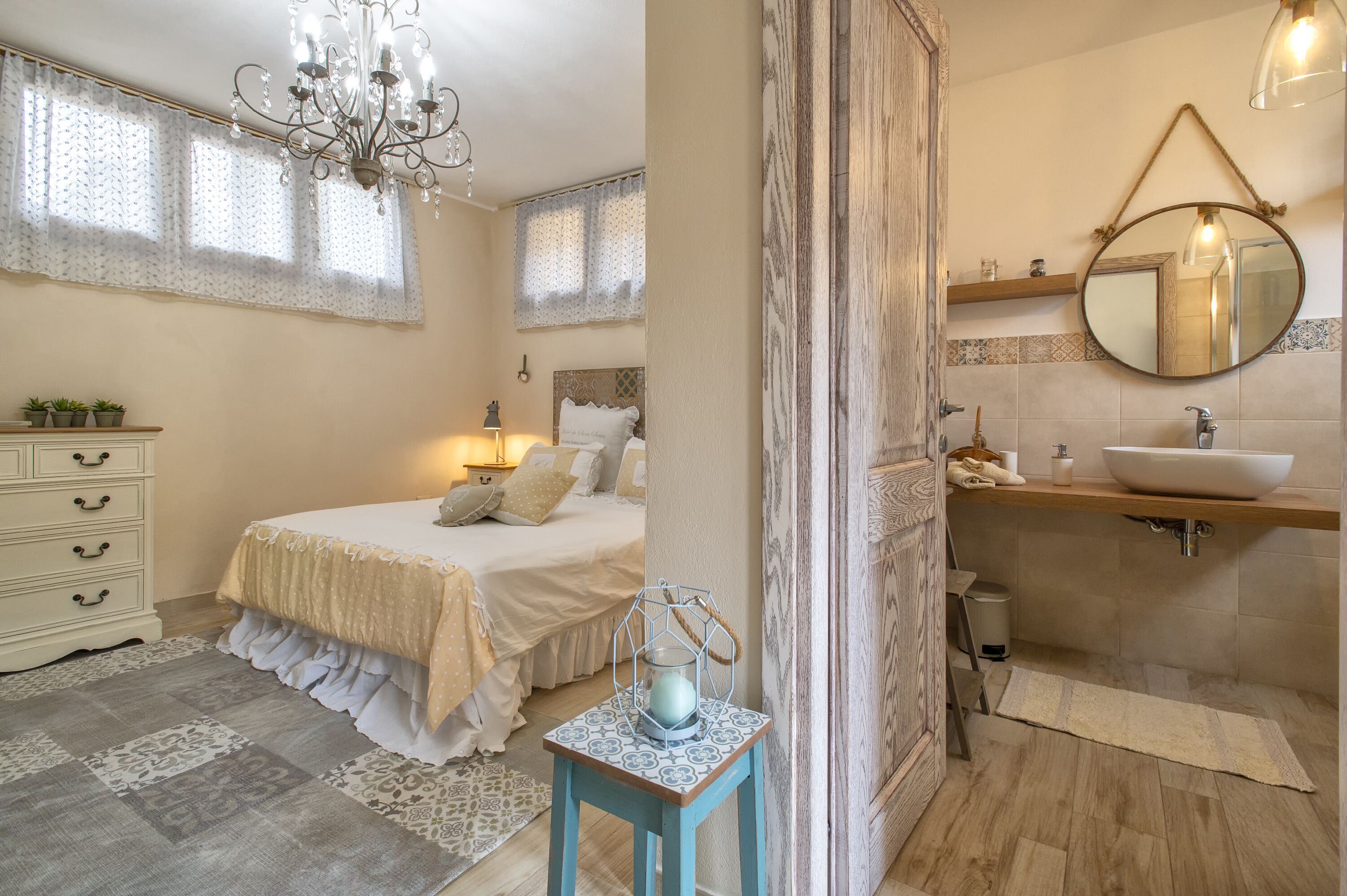 5 chambres, bureau, fer et planche à repasser, lit parapluie