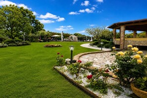 Property grounds - Spectacular Villa, Jacuzzi pool, playground -Wi-Fi - barbecue area (Sardegna)