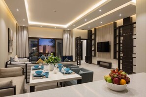 Executive-Villa | Wohnzimmer | 55-Zoll-Smart-TV mit Digitalempfang, Fernseher