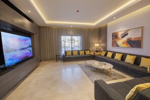 Villa – royal | Oppholdsområde | En 55-tommers smart-TV med digitale kanaler samt TV