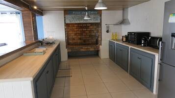 Kühlschrank, Mikrowelle, Ofen, Wasserkocher mit Kaffee-/Teezubehör