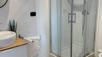 Doccia, asciugacapelli, bidet, asciugamani