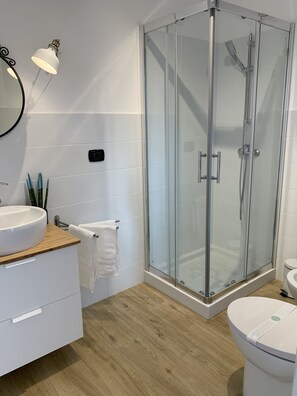 Douche, sèche-cheveux, bidet, serviettes fournies