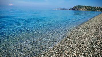 Una spiaggia nelle vicinanze