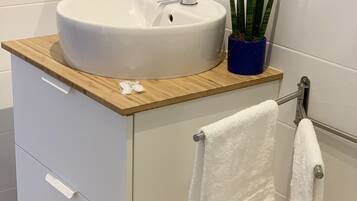 Dusche, Haartrockner, Bidet, HandtĂŒcher