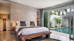 Un dormitorio moderno con una cama grande, lámparas de noche y vistas a una piscina.