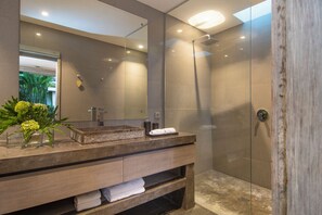 Exclusive Villa, 3 Bedrooms | Bathroom | Shower, rainfall showerhead, hair dryer, towels - Villa Mia by Villa Finder (Canggu)