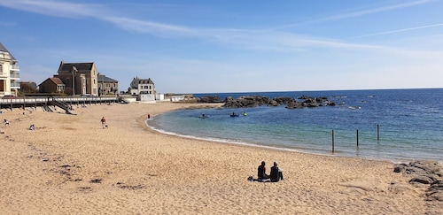 Wild coastline, exceptional sea view, close to shops and TGV station