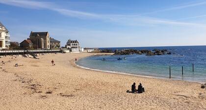 Wild coastline, exceptional sea view, close to shops and TGV station