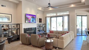 Televisión, chimenea, videojuegos y estéreo