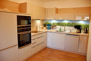 Kühlschrank, Mikrowelle, Ofen, Geschirrspüler